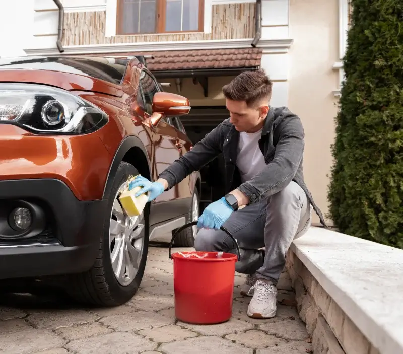 Lavage auto à domicile Le Revest-les-Eaux : professionnel intervenant sur un véhicule